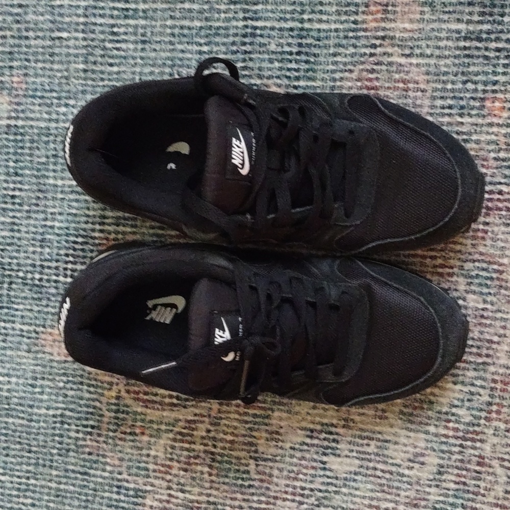 Black nike shoes